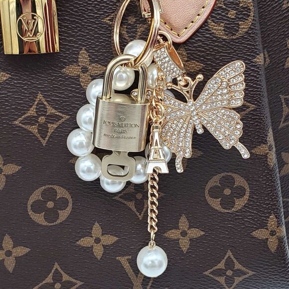 Authentic Louis Vuitton Lock & Key with unbranded Butterfly Pearl Bagcharm 10052 - Picture 8 of 9